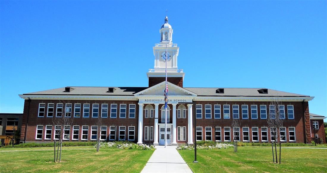 Image of the front entrance of Roosevelt High School in Portland, Oregon